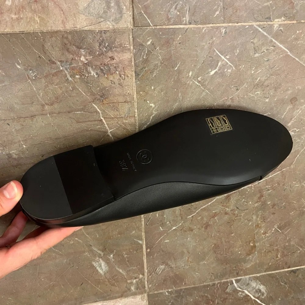 CHANEL Black Leather Ballet Flats with Patent Cap-Toe - 39.5